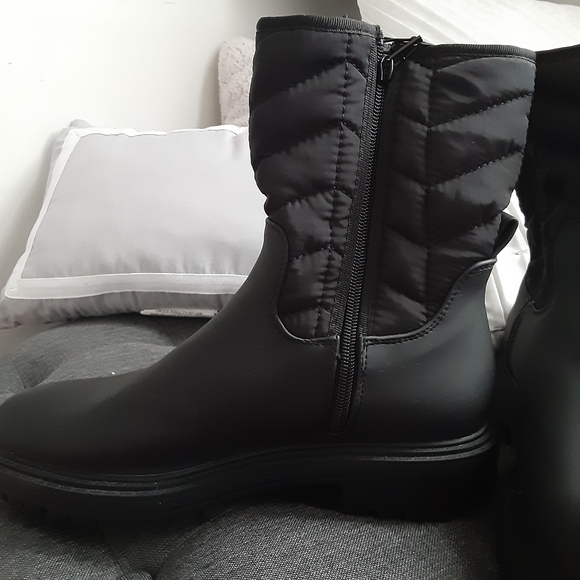 NWT Black Lug Sole Chelsea Boots - Picture 4 of 4